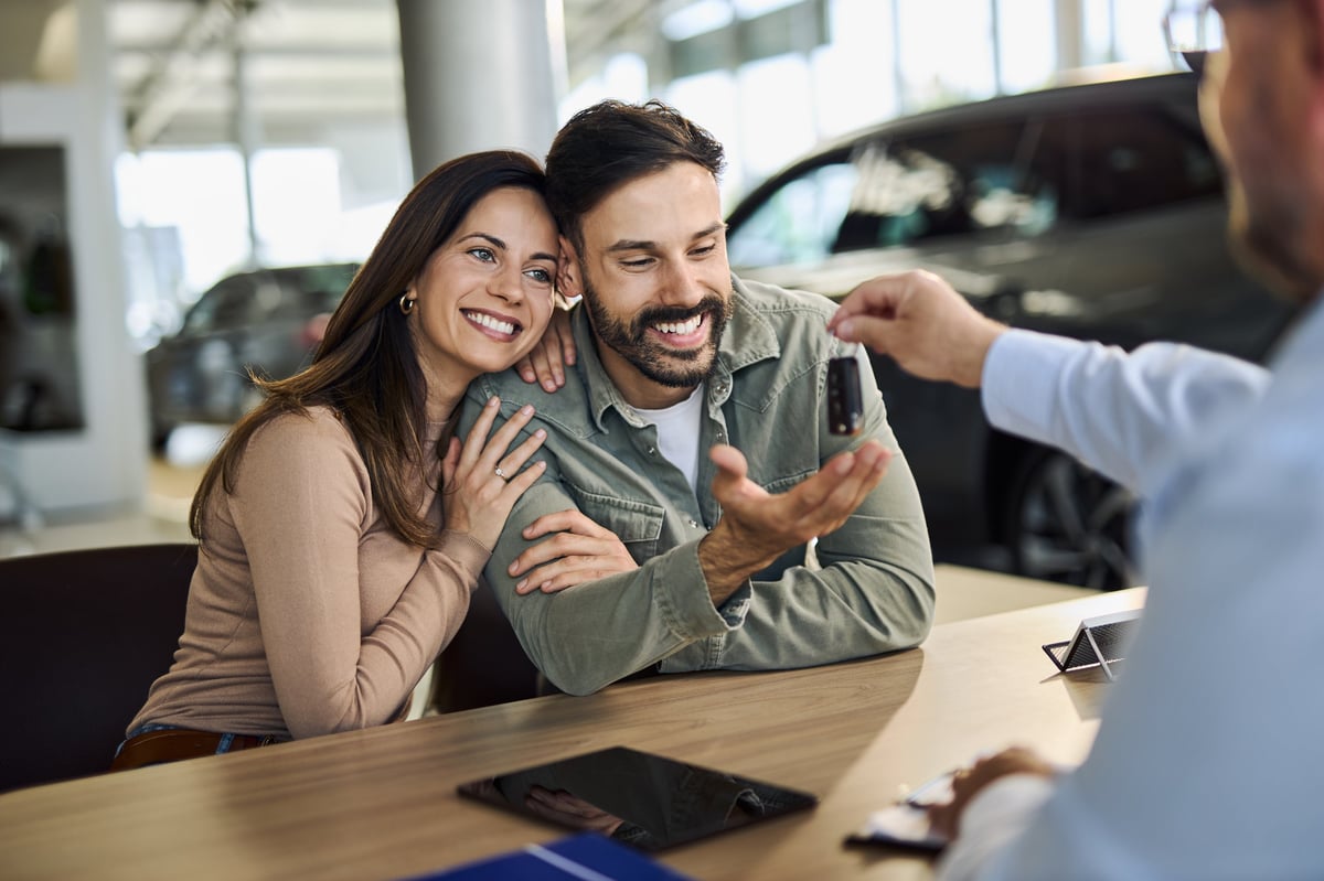Cliente recebe chaves do carro